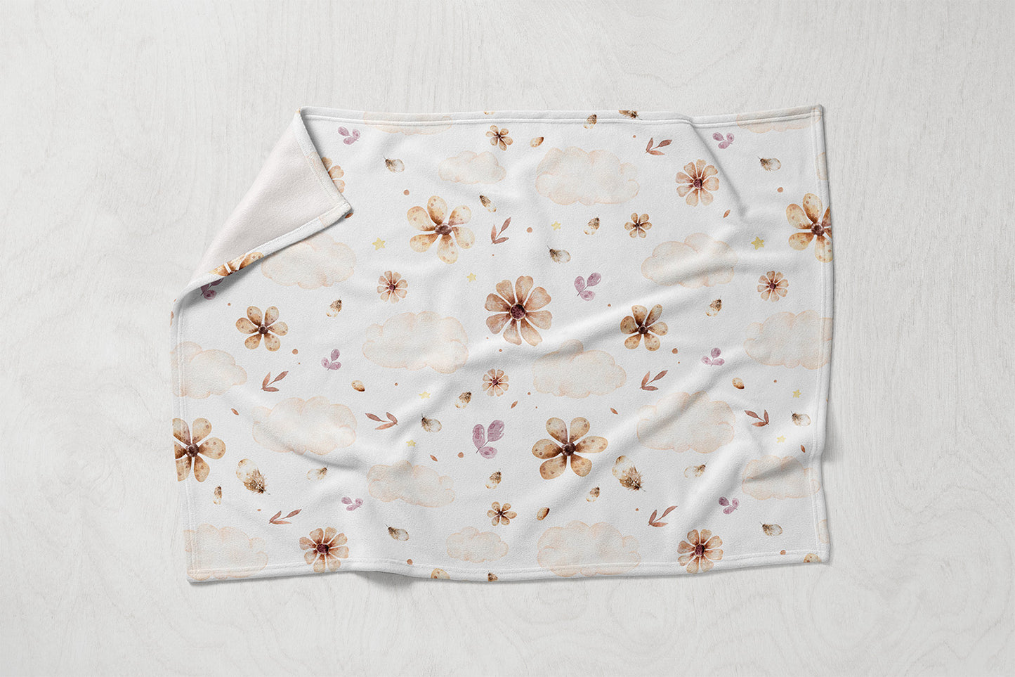Manta / Toalha Nuvens e Flores Bege Fundo Branco - M021
