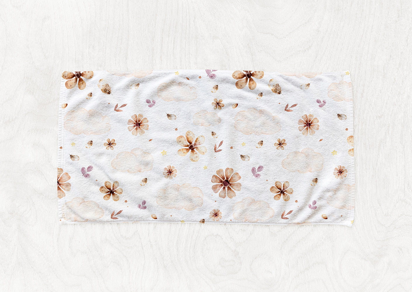 Manta / Toalha Nuvens e Flores Bege Fundo Branco - M021
