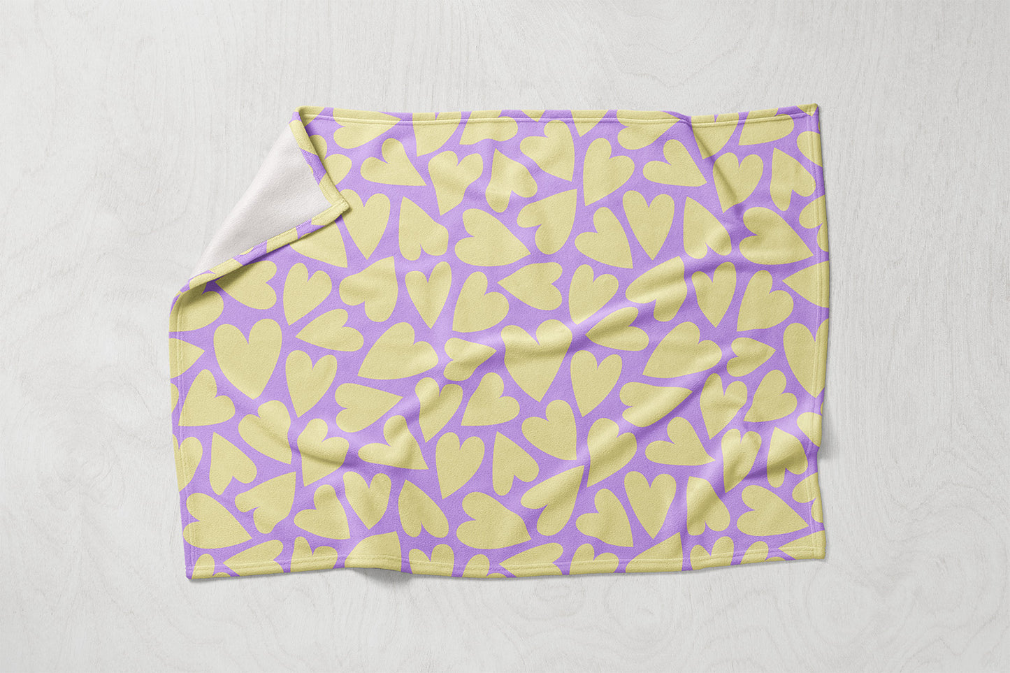 Manta / Toalha Corações Amarelo Fundo Lilás - M044